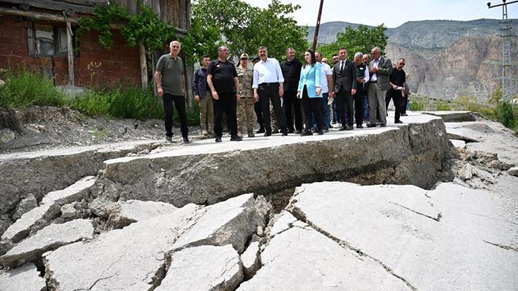 Uzunderede heyelan; yollar çöktü, hasar alan 38 ev tahliye edildi