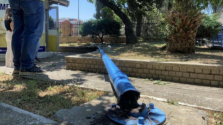 Aydında aydınlatma direği devrildi: 2 yaralı