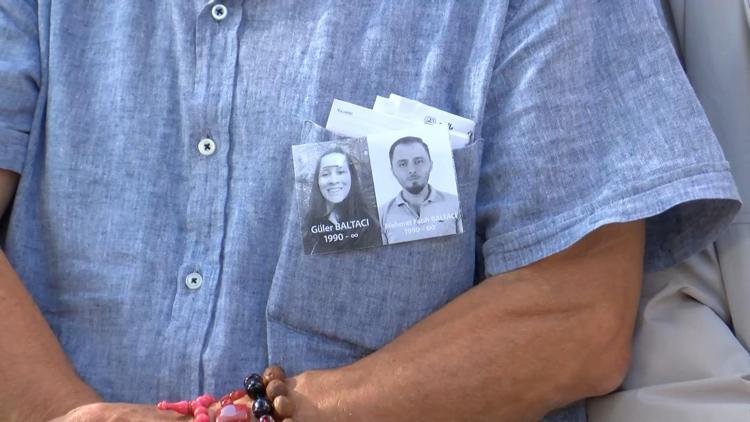 Üzerlerine dekoratif kemer devrilen çift, son yolculuklarına uğurlandı