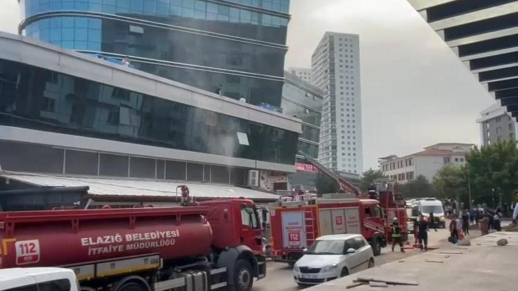 Elazığda plazadaki işletmede çıkan yangın söndürüldü
