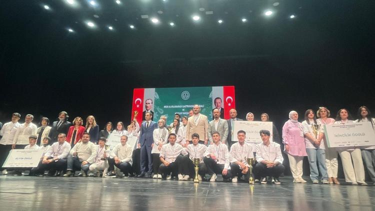 Aşçılık öğrencileri yarıştı...Birinciliği kırmızı pancarlı, cevizli tarhana aldı