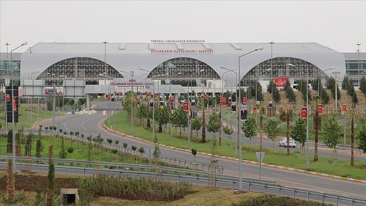 Diyarbakır Havalimanı pistinde çatlaklar oluştu Uçaklar inemedi