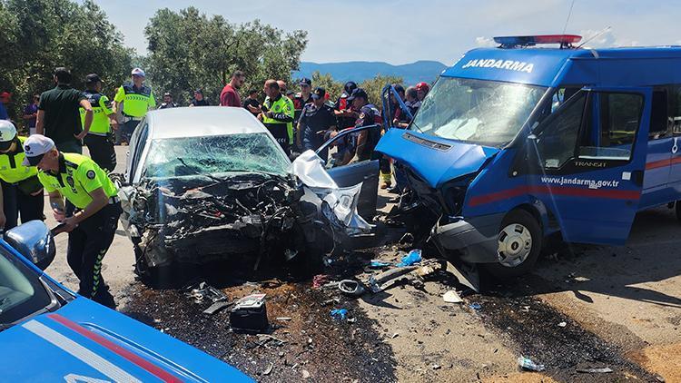 Otomobil ile jandarma minibüsü çarpıştı: 25 yaşındaki sürücü öldü, 2 asker yaralandı