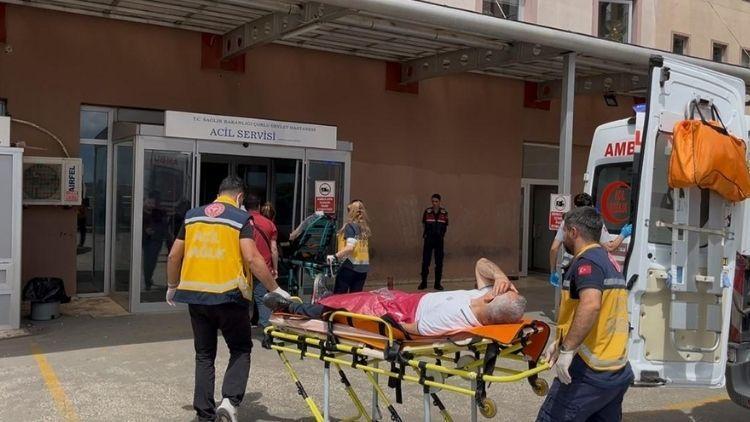 Camide minibüs yıkama uyarısı kavgayla bitti, muhtar yaralandı