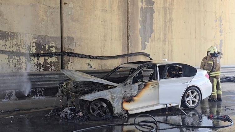 İstanbulda seyir halindeki otomobil alev alev yandı, yolda uzun kuyruklar oluştu