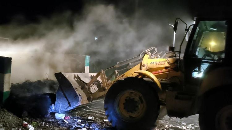 Sanayi sitesindeki hurda lastik yangınında elektrik telleri zarar gördü