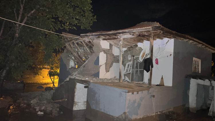 Kırşehir’de sel nedeniyle 1 ev yıkıldı, 3 ev ağır hasar gördü