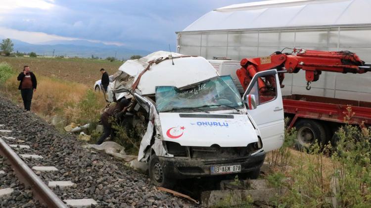 Tren minibüse çarptı: 1 yaralı
