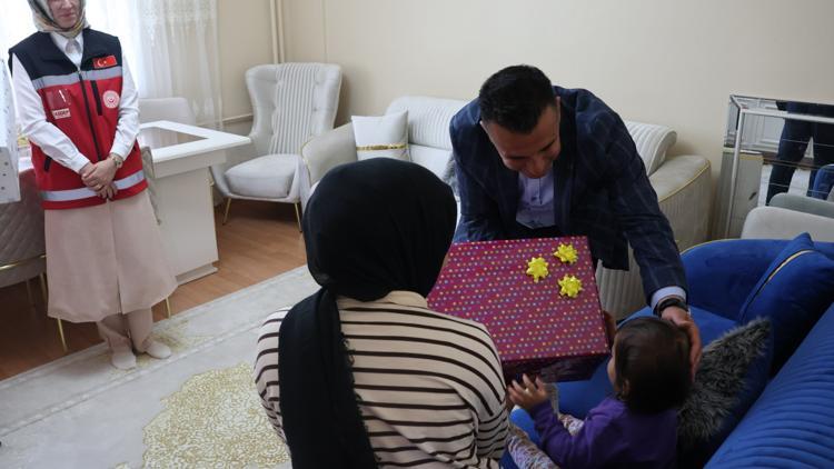 Erzurumda 200 çocuğa bayramlıkları ulaştırıldı