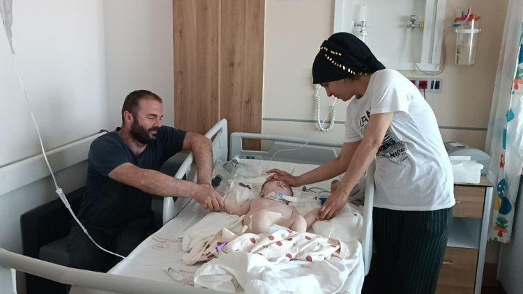 2 yaşında ama 16 ameliyat geçirdi Baba Yenidoğan Çetesini işaret etti