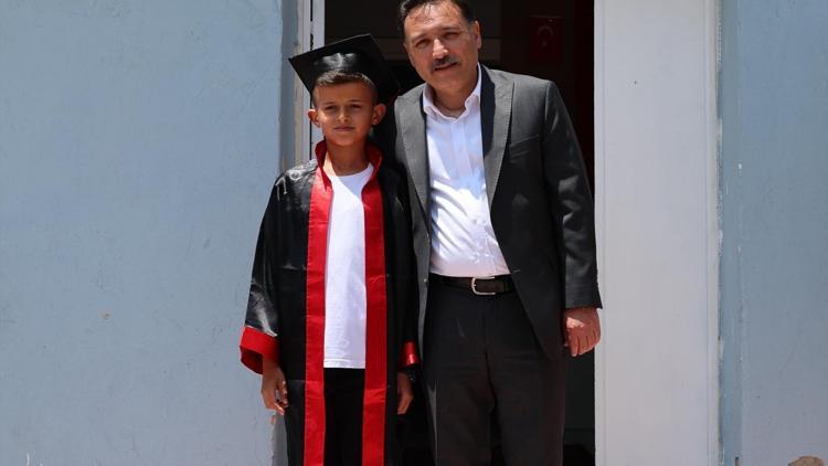 Okulun tek mezununun kep atma törenine Vali de katıldı