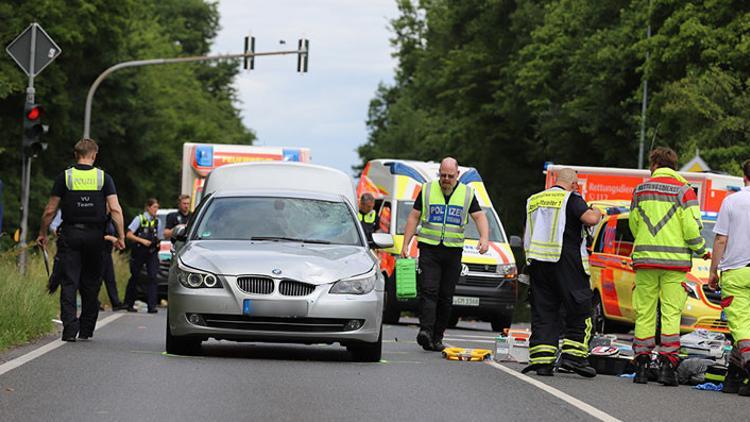 Köln’de feci kaza.. Otomobiliyle ilkokul öğrencilerinin arasına daldı