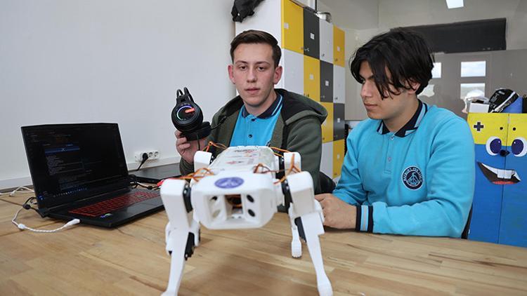 Öğrencilerden görme engellilere ‘robot köpek’