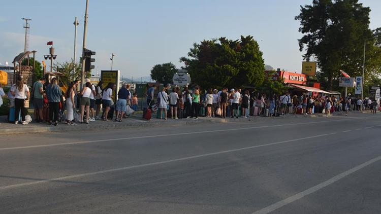 Kapıda vize uygulamasına yoğun ilgi Kuyruğun sonu görünmüyor