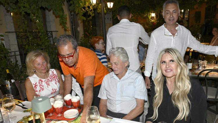 25 yıllık evli çift ayrı hayatlar yaşıyor... Yine yanında karısı yok... Başkalarıyla yiyip içiyor