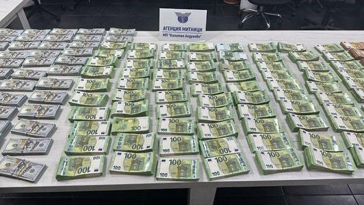 Sırt çantasından yüz binlerce Euro ve Dolar çıktı