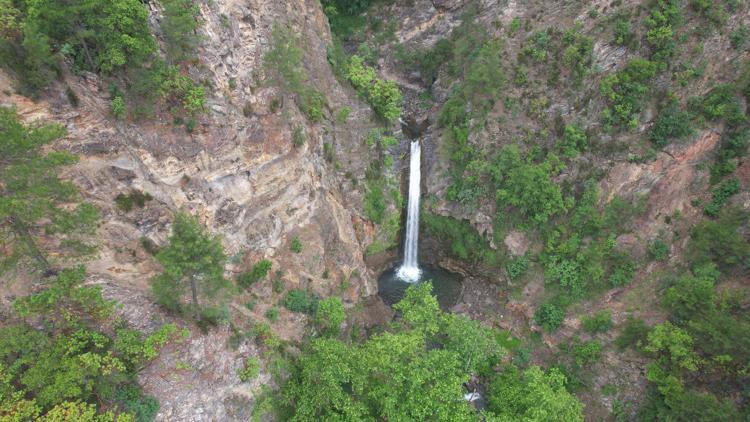 Amanos Dağlarının eteğindeki Karaçay Şelalesi dron ile görüntülendi