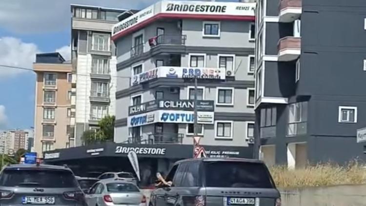 İstanbul-Maltepede ayağını camdan çıkarıp uzun süre cip kullandı