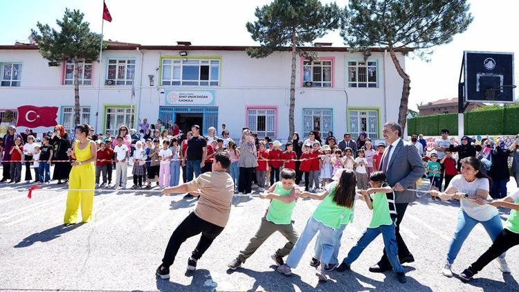 Bakan Tekin, öğrencilerle halat çekti