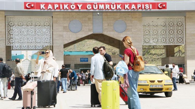 Füzeler yaklaşık 3.3 milyon turistin tatilini etkiler