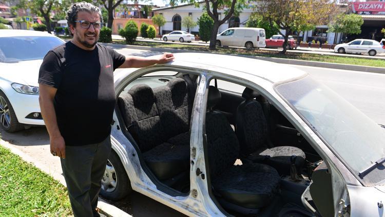 Adanada ilginç olay Otomobilin kapılarını çalıp kendi aracına taktı