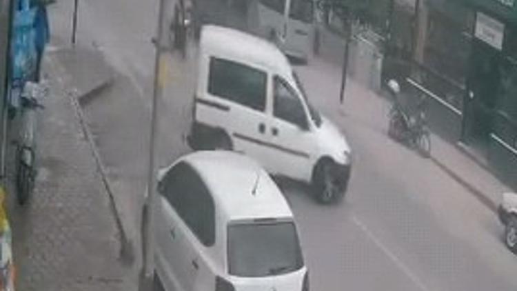 Motosikletin hafif ticari araca çarptığı kaza kamerada