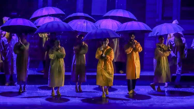 Samsun Kültür Yolu Festivali’nde Türkiye’de bir ilk: “Singin’ in the Rain sahnelendi, sahnede yağmur yağdırıldı