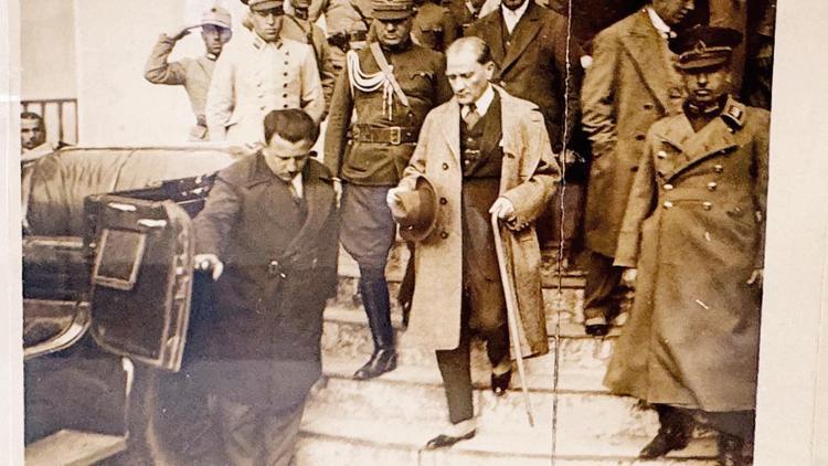 Kültür Yolu’ndan bir tarih çıktı… Samsun’da yapılacaklar listesi Kültür Yolu Festivali kapsamında düzenlenen ‘Atatürk’ün Samsun’u Sergisi’nden önemli belge ve fotoğraflar ortaya çıktı. Atatürk’ün Nutuk’ta atıf yaptığı orijinal eklerden Samsun’a gelmeden ön-ce hazırladığı yapılacaklar listesi ve Sevr haritasına kadar çok sayıda önemli belge ziyaretçilerle buluştu... KÜLTÜR ve Turizm Bakanlığı Kütüphaneler ve Yayımlar Genel Müdürlüğü, Samsun Kültür Yolu Fes-tivali kapsamında “Atatürk’ün Samsun’u” adlı bir sergi açtı. Sergide, Gazi Mustafa Kemal Ata-türk’ün 1919, 1924, 1928 ve 1930 tarihlerinde Samsun’a yaptığı seyahatlerin fotoğrafları ve belge-leri derlendi. 29 Haziran’a kadar Samsun Müzesi Halk Kütüphanesi’nde ziyarete açık olan sergide, Milli Mücadele Dönemi’nde önemli yer edinen orijinal eserlere yer verildi. Sergiye bilimsel danış-manlık yapan Ondokuz Mayıs Üniversitesi’nden Öğr. Gör. Dr. Ercan Yalçın, belgelerin ve fotoğ-rafların orijinallerinin ilk kez sergilendiğini belirterek Hürriyet’e şöyle anlattı: TALİMATLAR VE GÖREVLER “30 Nisan’da Mustafa Kemal Paşa’nın Samsun’a müfettiş olarak görevlendirilmesi talimatlandı. Ardından da Samsun’a geldiğinde yapacaklarına ilişkin bir talimat ortaya çıktı. - Bölgedeki huzur ve güvenliğin sağlanması - Başıboş olarak bulunan silah ve cephanelerin toplanması - Usulsüz olarak gerçekleştirilen asker alımlarının sonlandırılması - Şûraların kapatılması gibi görevler... - İkinci bölümünde geldiğinde yetki ve sorumlulukları neler olacağı var. - Görev bölgesi ne olacak - Sivas’tan Erzurum’a, Van’a kadar birçok bölgeyi içeren ve yalnızca askeri değil, ayrıca mülki ola-rak görevleri olacaktır. O yüzden önemlidir. VAHDETTİN’İN KROKİSİ Marmara Gazetesi, Mustafa Kemal Paşa’yla birlikte Samsun’a çıkan karargâh heyetini işliyor. Ga-zetenin alt tarafında bir kroki görünüyor. Bu krokiyi doğrudan Mustafa Kemal çiziyor. Kroki, ABD’nin Ankara Büyükelçisi Sherill’in Sultan Vahdettin’e veda ettiği günkü görüşmesini ifade edi-yor. Mustafa Kemal Paşa bu krokiyi Sherill’e hediye etmiştir.” SAMSUN’A GELMEDEN ÖNCEKİ SON FOTOĞRAFI “Mustafa Kemal Paşa’nın 9’uncu Ordu Müfettişliği görevine atanmadan evvel 17 Nisan 1919’da çektirdiği, Samsun’a gelmeden önceki son fotoğrafı. ‘Kardeşim Rauf Bey’e diye yazıyor.” NUTUK’UN CEBİNDEN ÇIKAN SEVR HARİTASI “Nutuk’un bir de ekler kısmı vardır. ‘Vesikalar’ kısmı deriz biz ona. Burada da Gazi Paşa, Nutuk’ta ne anlattıysa... Örneğin bir olay anlatıyor. ‘Bakınız vesika 23’ der ve burada atıf yapar. Bu da Nu-tuk’un en arkasında bir cep kısmı vardır. Orada yedi tane harita vardır. Sevr haritası da aslında burada yer alan haritadır. Yani 1918’den sonra ve 10 Ağustos 1920’ye giden süreçte Anadolu nasıl parçalanacaktı” TEBEŞİRİ ELİNE ALIP HATAY’I ÇİZDİ “26 Kasım 1930 ve Sam sun’da bir ortaokulda tarih, coğrafya ve felsefe derslerini iştirak ediyor Gazi Paşa. Bu rada çocuklara Türk dünya sının haritasını çizdiriyor. Daha sonra tarih dersinden coğrafya dersine geçildiğinde bir çocuktan Türkiye harita sını çizmesini istiyor. Çocuk Türkiye haritasını çiziyor. ‘Bir yeri unutmadın mı evlat’ diyor. ‘Nedir Paşam’ diyor. Tebeşiri kendi eline alıyor ve tahtaya devamını çiziyor. ‘Bin yıllık Türk yurdu anayurttan ayrılamaz’ diyor ve Hatay’ı çi-ziyor. Dokuz yıl sonra Hatay Türk topraklarına katılıyor.