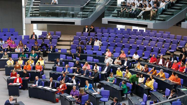 Alman Meclisinde gökkuşağı protestosu