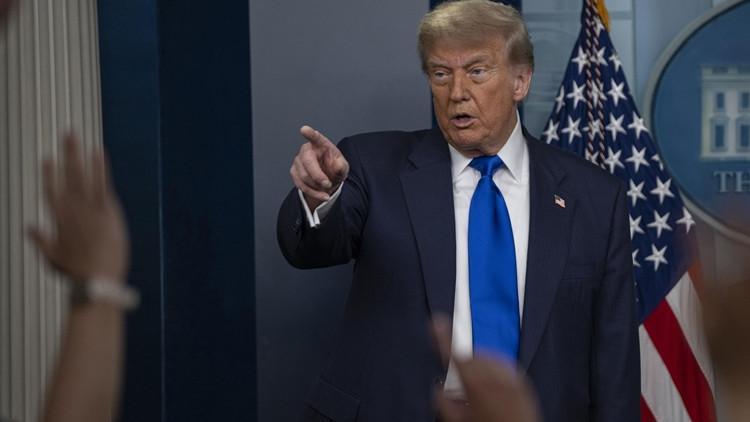 Trump: 100 milyarlarca dolar kazandırabilir ama o bir aptal