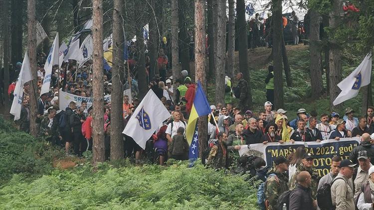 Bosna Hersekte Srebrenitsa Soykırımının kurbanları anıldı: Binlerce kişi Barış Yürüyüşüne katıldı