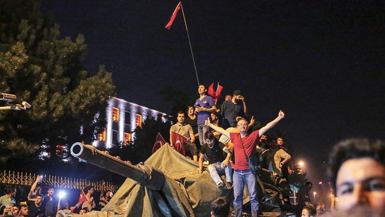 Saat saat milletin zaferi... Bir direnişin kronolojisi: 15 Temmuz 2016