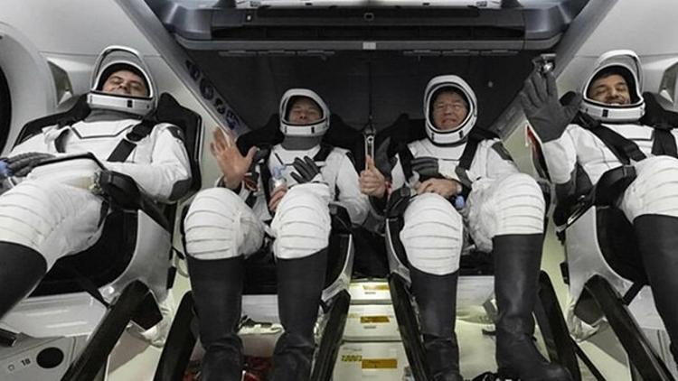 Polonyalı, Macar ve Hint astronotlar dünyaya döndü