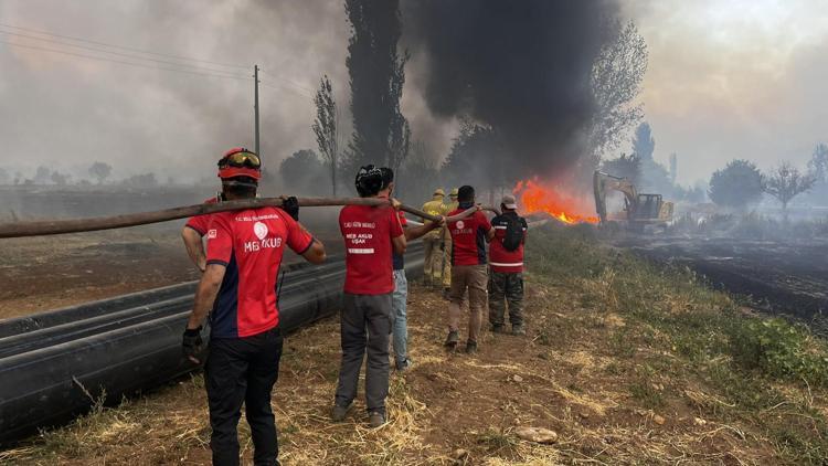 MEB AKUB ekipleri, orman yangınlarında söndürme çalışmalarına destek verdi