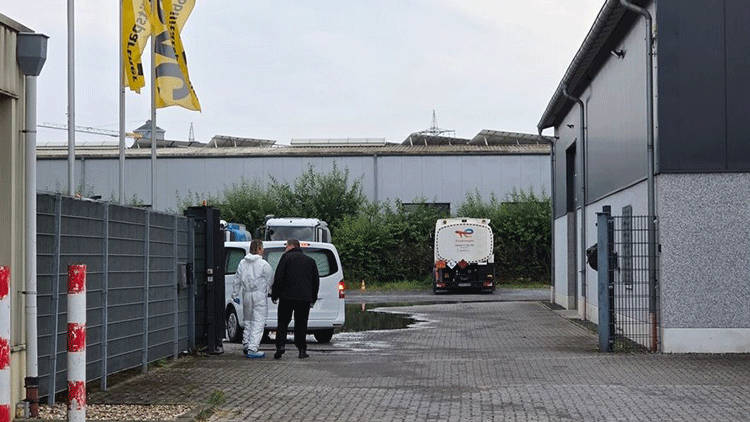 Kötü koku sonrası fark edildi Çekici otoparkındaki yanmış araçta ölü bulundu