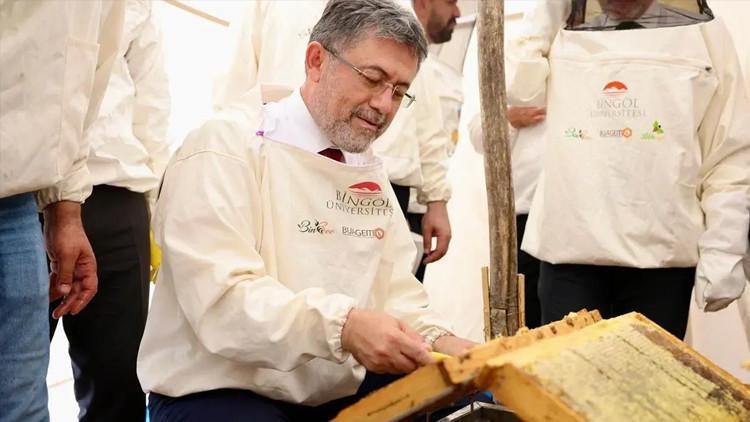 Bakan Yumaklı, AB tescilli Bingöl balının ilk sağımını yaptı