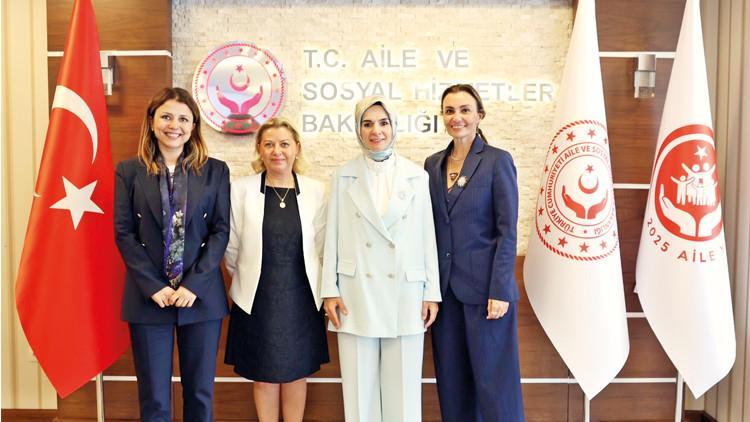 Muayene istasyonuna kadın eli