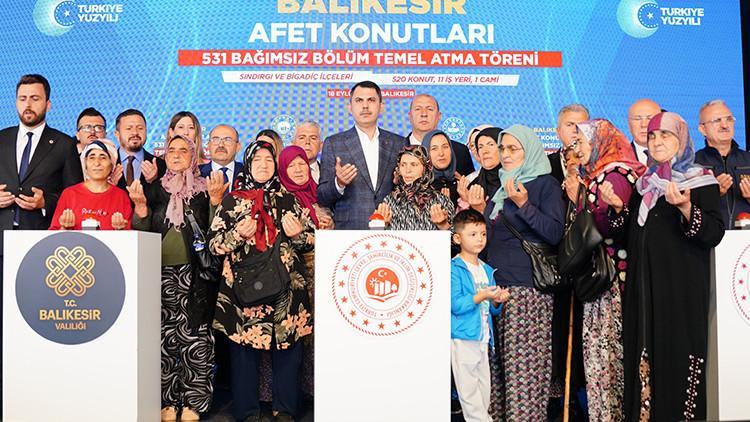 Bakan Kurum depremzedelerle birlikte temel attı Bakan Kurum depremzedelerle birlikte temel attı