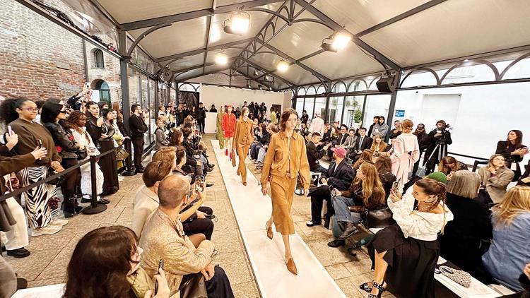 Önce fabrikayı açtı sonra podyuma çıktı... Modanın kalbi Milano’da şov yaptı