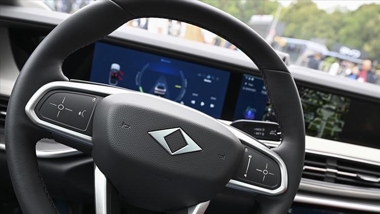 Otomobil satışlarını elektrik çarptı