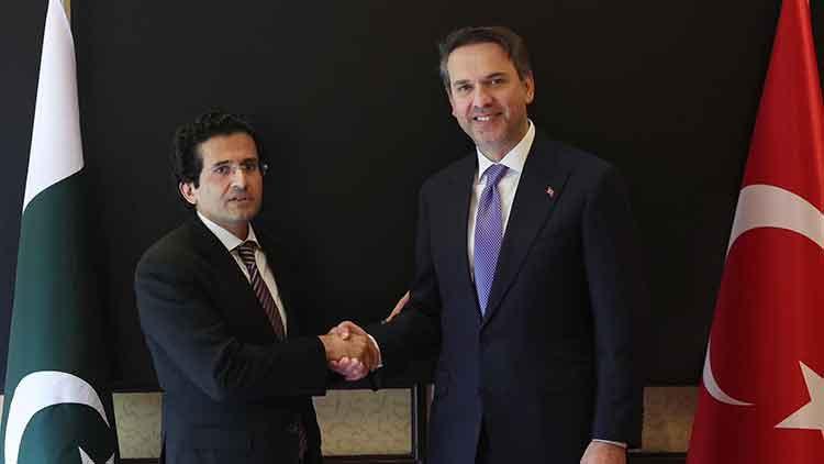 Bakan Bayraktar, Pakistan Petrol Bakanı Malik ile bir araya geldi