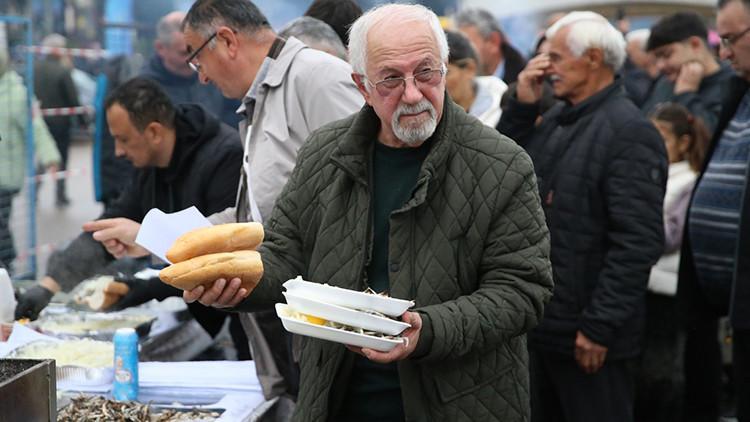 Fiyatlar düştü, vatandaşın yüzü güldü Esnaf dertli: Çalışarak kaybettik Fiyatlar düştü, vatandaşın yüzü güldü Esnaf dertli: Çalışarak kaybettik
