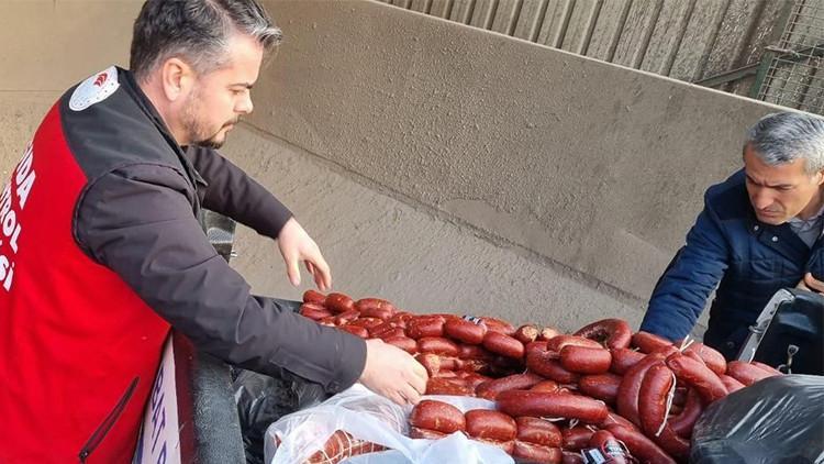 Tarihi geçmiş 850 kilogram sucuk ele geçirildi