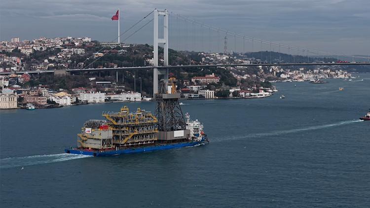 Sondaj kulesini taşıyan gemi boğazdan geçti Sondaj kulesini taşıyan gemi boğazdan geçti