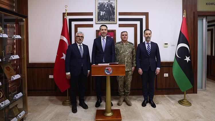 Bakan Bayraktardan Trablusta Libya Görev Grubu Komutanlığına ziyaret Bakan Bayraktardan Trablusta Libya Görev Grubu Komutanlığına ziyaret