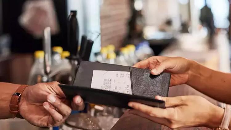 Yiyecek içecek hizmeti sunan işletmelerde zorunlu servis ücreti yasaklandı Yiyecek içecek hizmeti sunan işletmelerde zorunlu servis ücreti yasaklandı