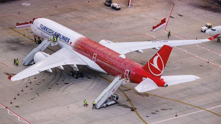 Gökyüzüne ‘500’ imzası... THY filosuna kattığı 500. uçakla Türkiye üzerinde tarihi bir uçuş gerçekleştirdi