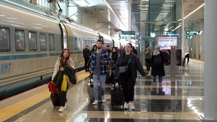 Bilet bulamayanlara ek sefer müjdesi Bakan detayları açıkladı Bilet bulamayanlara ek sefer müjdesi Bakan detayları açıkladı