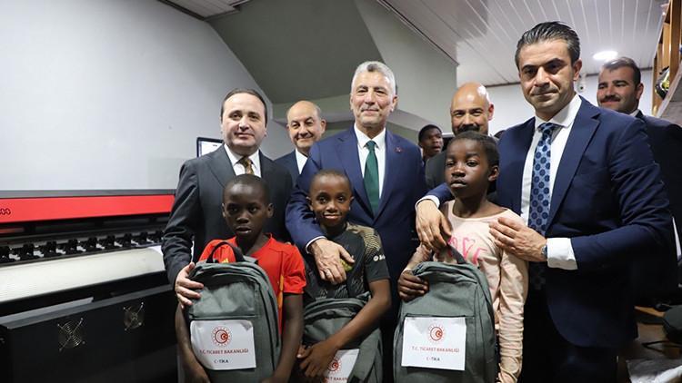 Bakan Bolat, Kamerunda ‘Sokak Çocuklarına Serigrafi Baskı Atölyesi Projesi’ni ziyaret etti