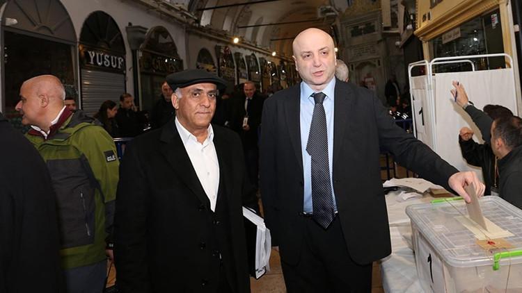 Kapalıçarşıda bayrak değişimi